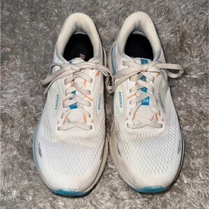 Brooks White and Black Cushioned Sneakers